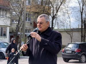 photo_5389115510810677901_y