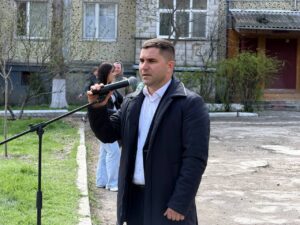 photo_5389115510810677918_y